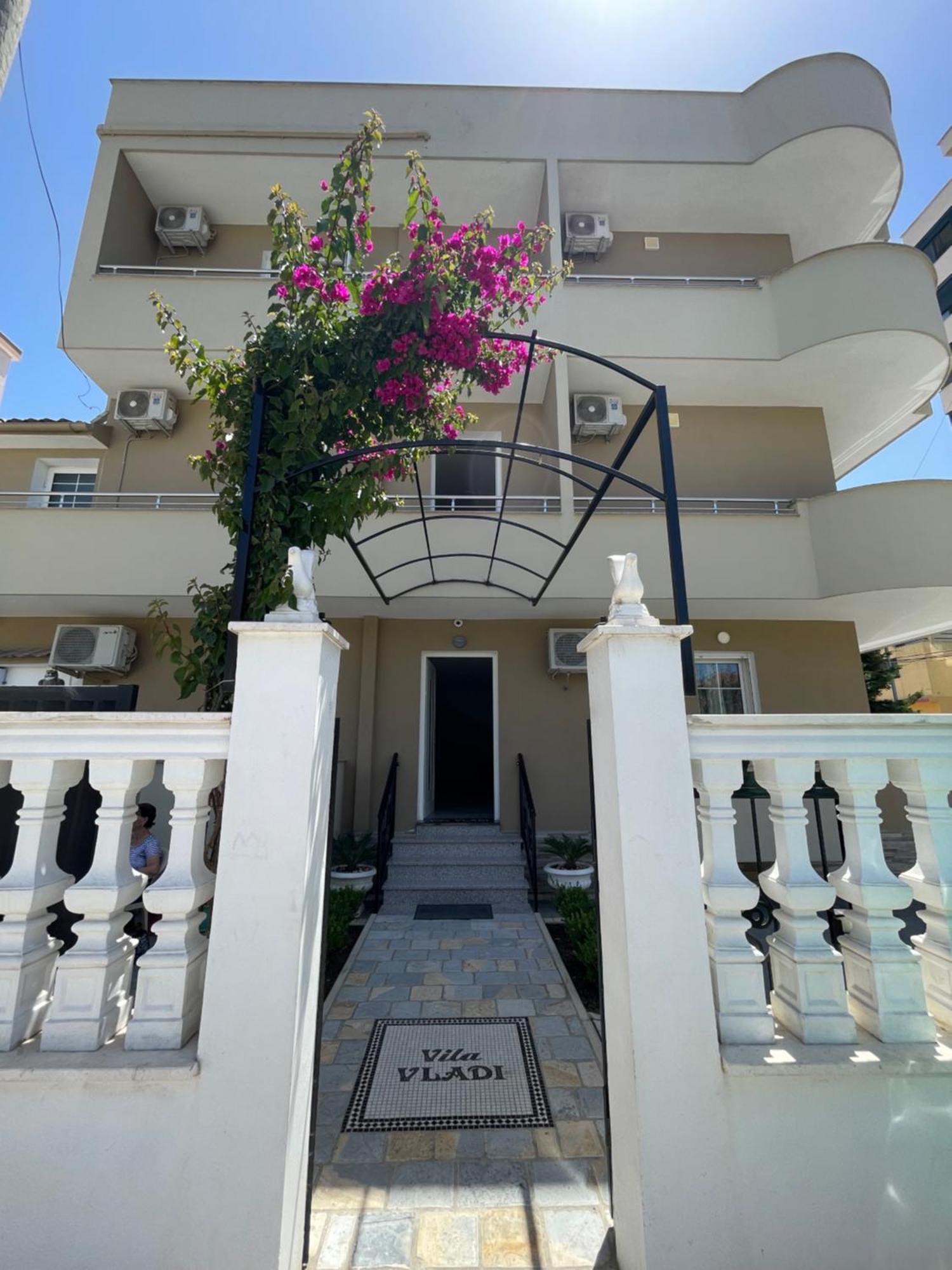 Vila Vladi Durres Luaran gambar