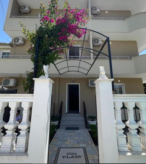 Vila Vladi Durres Luaran gambar